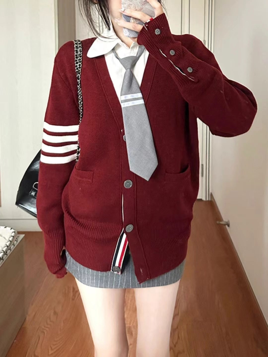 Damen Strickjacke mit hohen Taschen und grafischen Akzenten ModeGeist
