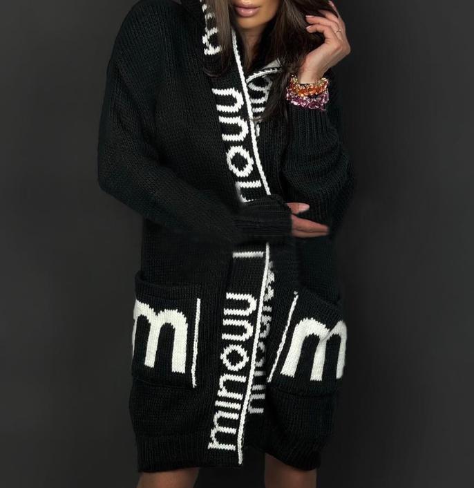 Damen Strickjacke mit logodruck und tiefen Taschen ModeGeist
