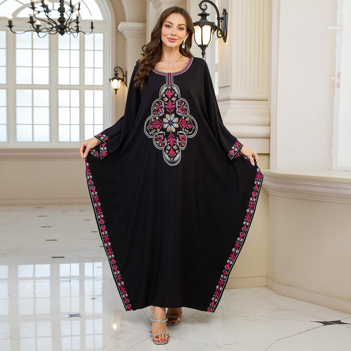 Elegante Kaftan-Morgenrobe mit aufwendiger Stickerei und fließendem Fall von MODEGEIST
 - MODEGEIST