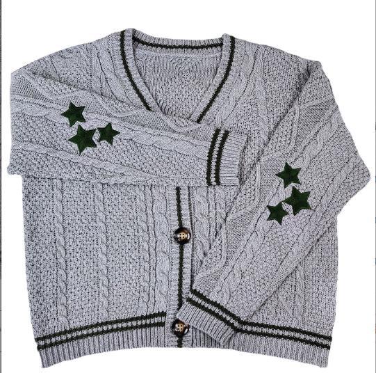 Damen Grobstrickjacke mit einzigartiger Zopfstruktur und dekorativen Sternen ModeGeist