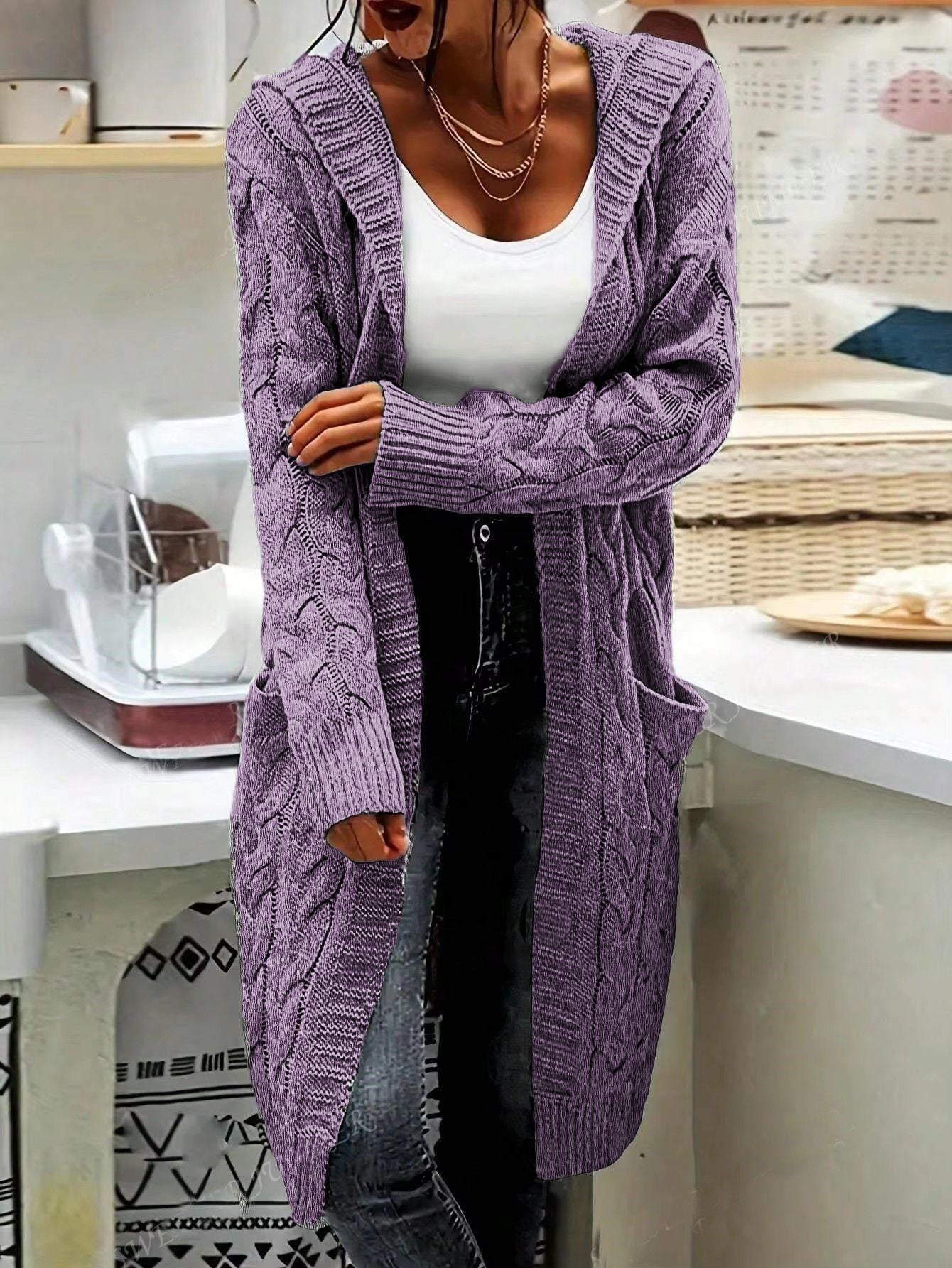 Damen Strickjacke im lässigen Langschnitt mit Zopfmuster und praktischen Taschen ModeGeist