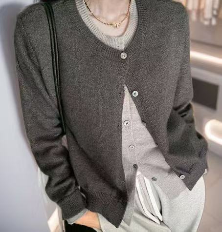 Damen Strickcardigan mit Rundhalsausschnitt und Knopfdetail ModeGeist