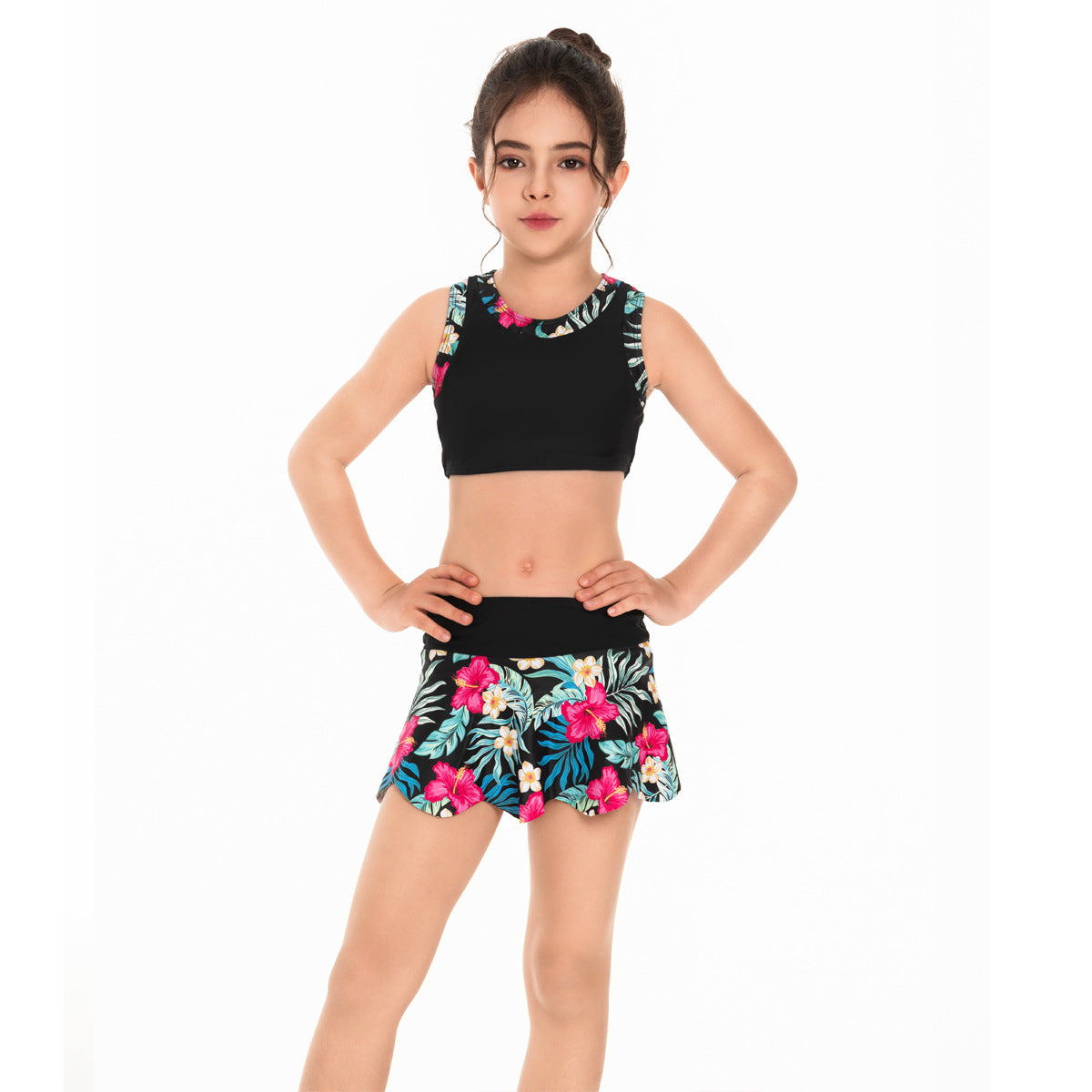 Sportlicher Badeanzug für Mädchen mit Blumen-Oberteil und verspieltem Rock von MODEGEIST