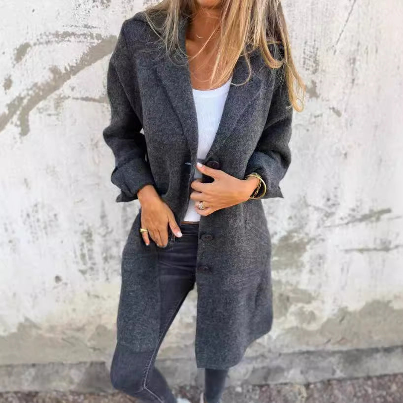 Eleganter Damen Wollmantel mit kuscheligem Komfort und Knopfdetails von MODEGEIST