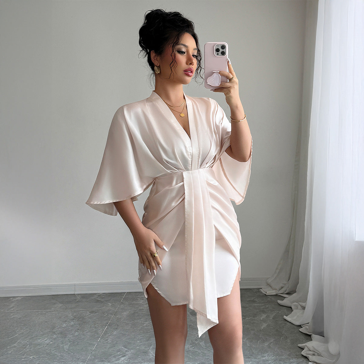 Modisches Damen-Kimono-Kleid aus Satin mit Wickelfalten