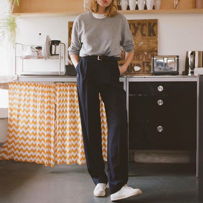Elegante, weit geschnittene Damenhose mit Bundfalten, stilvollen Details und hochwertiger Passform von MODEGEIST