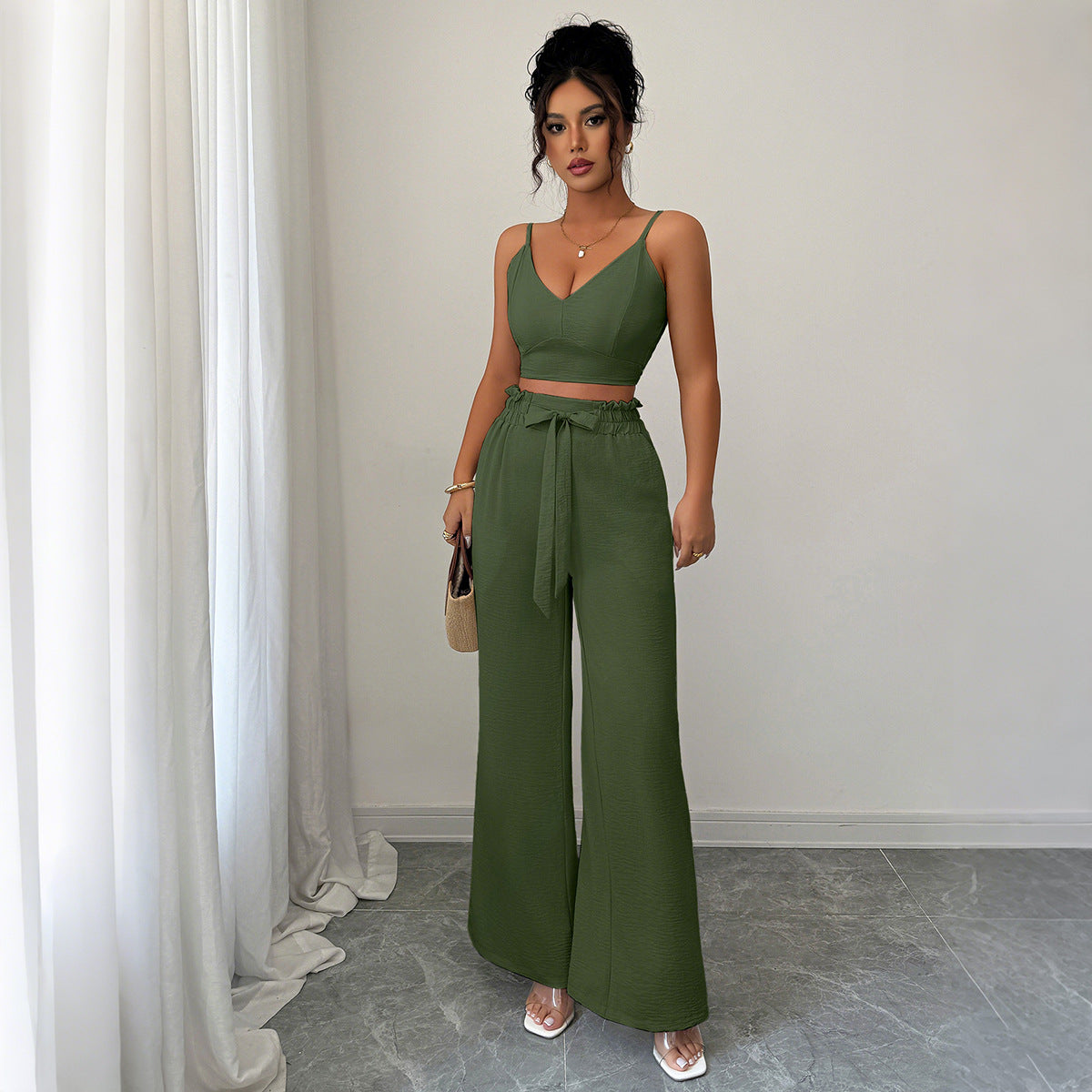 Stilvolles Damen-Outfit: Oberteil und weite Hose von MODEGEIST