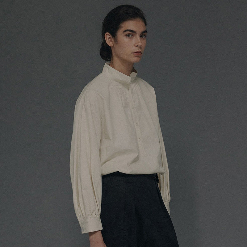 Elegante Bluse für Damen mit hohem Kragen, Knopfelementen und weiten Ärmeln von MODEGEIST