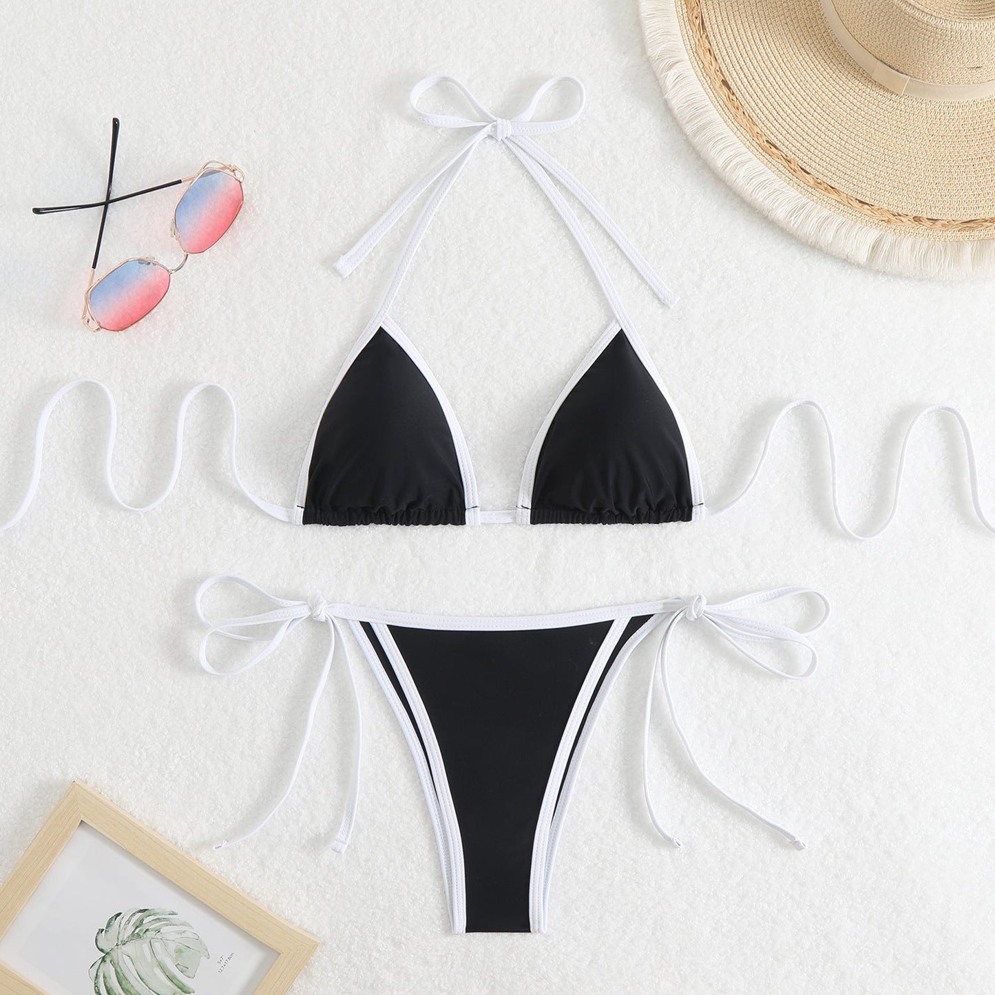 Bikini-Set mit Dreieck-Oberteilen, verstellbaren Trägern und farblich abgesetztem Design von MODEGEIST