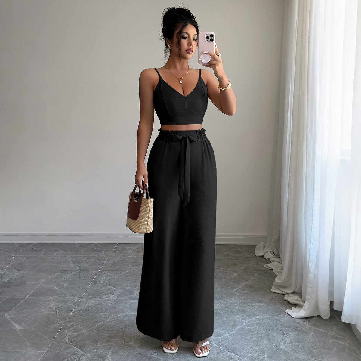 Stilvolles Damen-Outfit: Oberteil und weite Hose von MODEGEIST