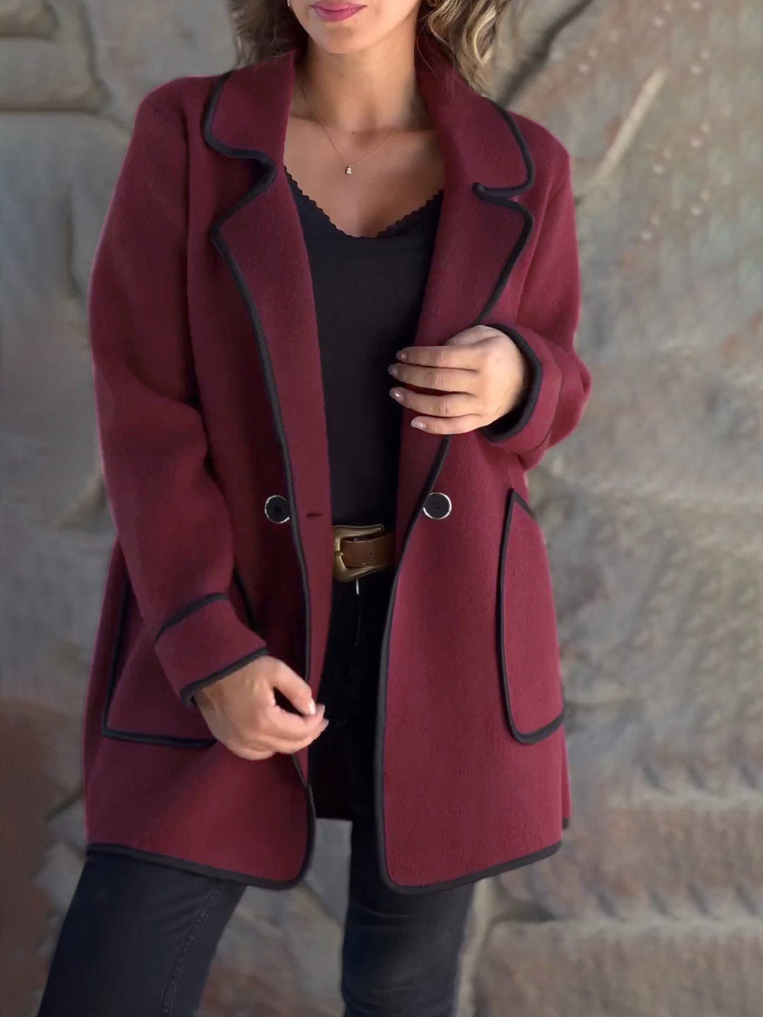 Modischer Damen-Blazer mit klassischen Details, Kontrastnähten und Taschen