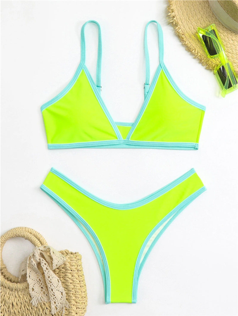 Moderner Damen-Bikini mit Dreiecks-Oberteilen und Kontrastdetails