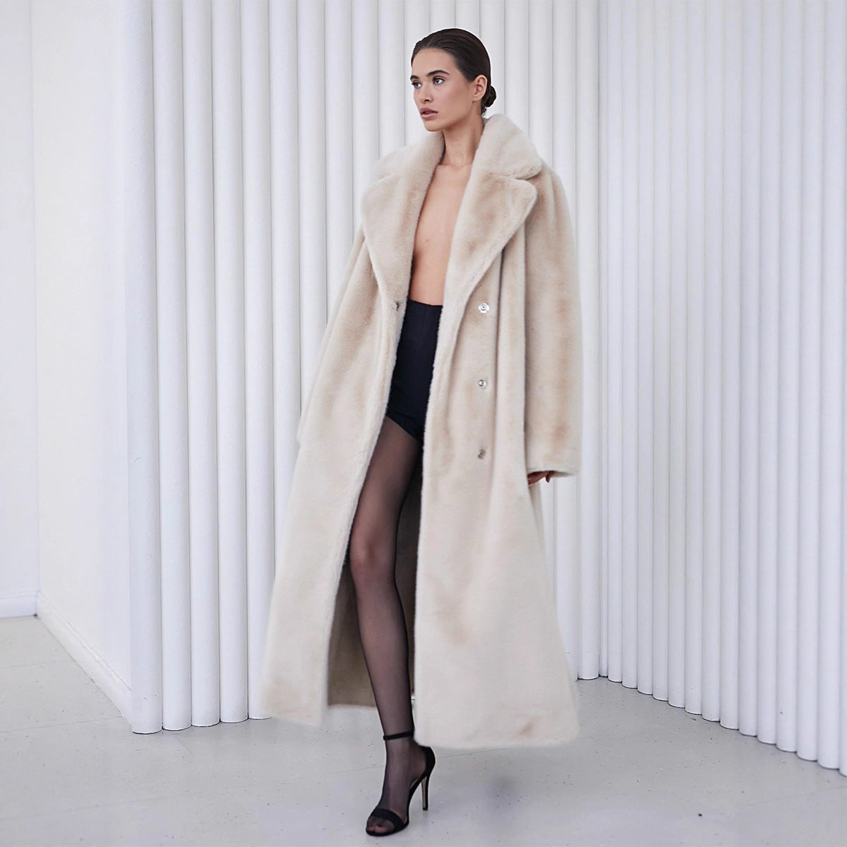 Damen Eleganter, gefütterter Wintermantel mit breitem Revers ModeGeist