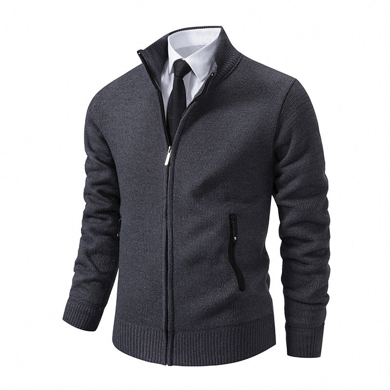 Herren Strickjacke mit hohem Kragen und modernen Reißverschlusstaschen ModeGeist
