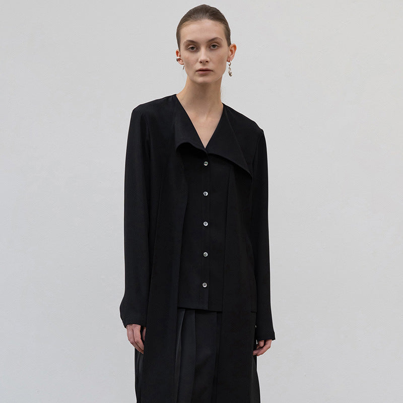 Elegante Damenbluse mit asymmetrischem Schnitt & edlen Knöpfen von MODEGEIST