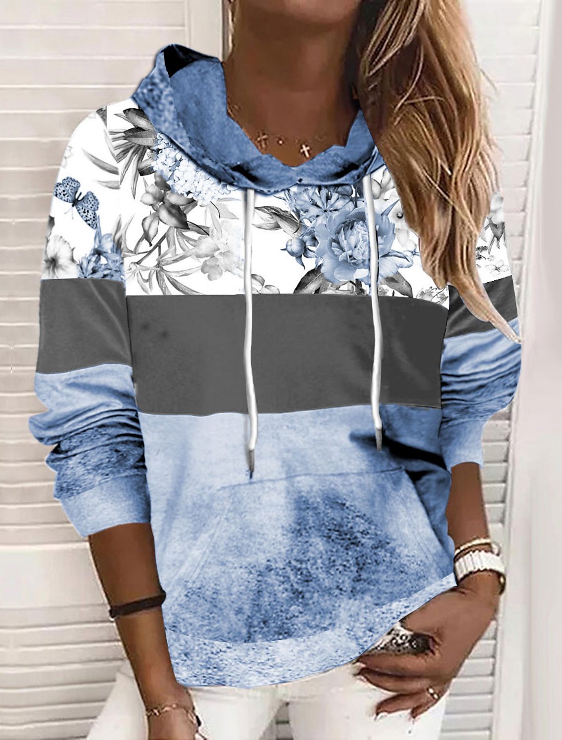 Modernes Damen Kapuzenpullover mit floralem Print und Farbblock-Design von MODEGEIST