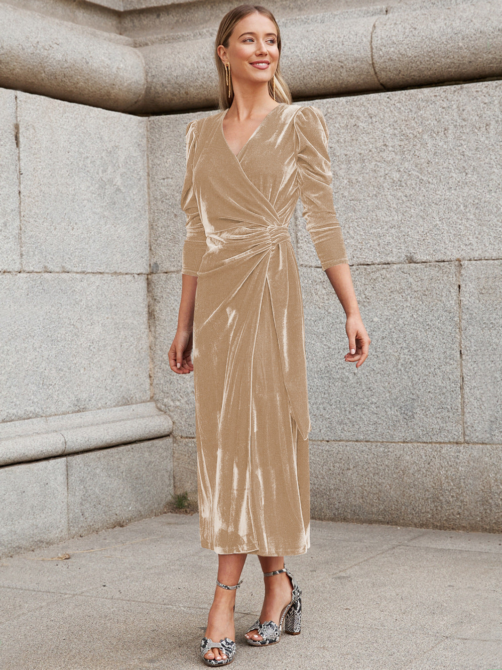 Damen Elegantes Wickelkleid mit Puffärmeln und Goldakzenten ModeGeist