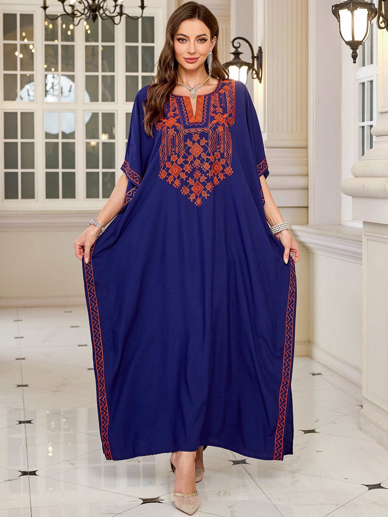 Modischer Damen-Kaftan mit aufwendiger Stickerei und Seitentaschen
 - MODEGEIST