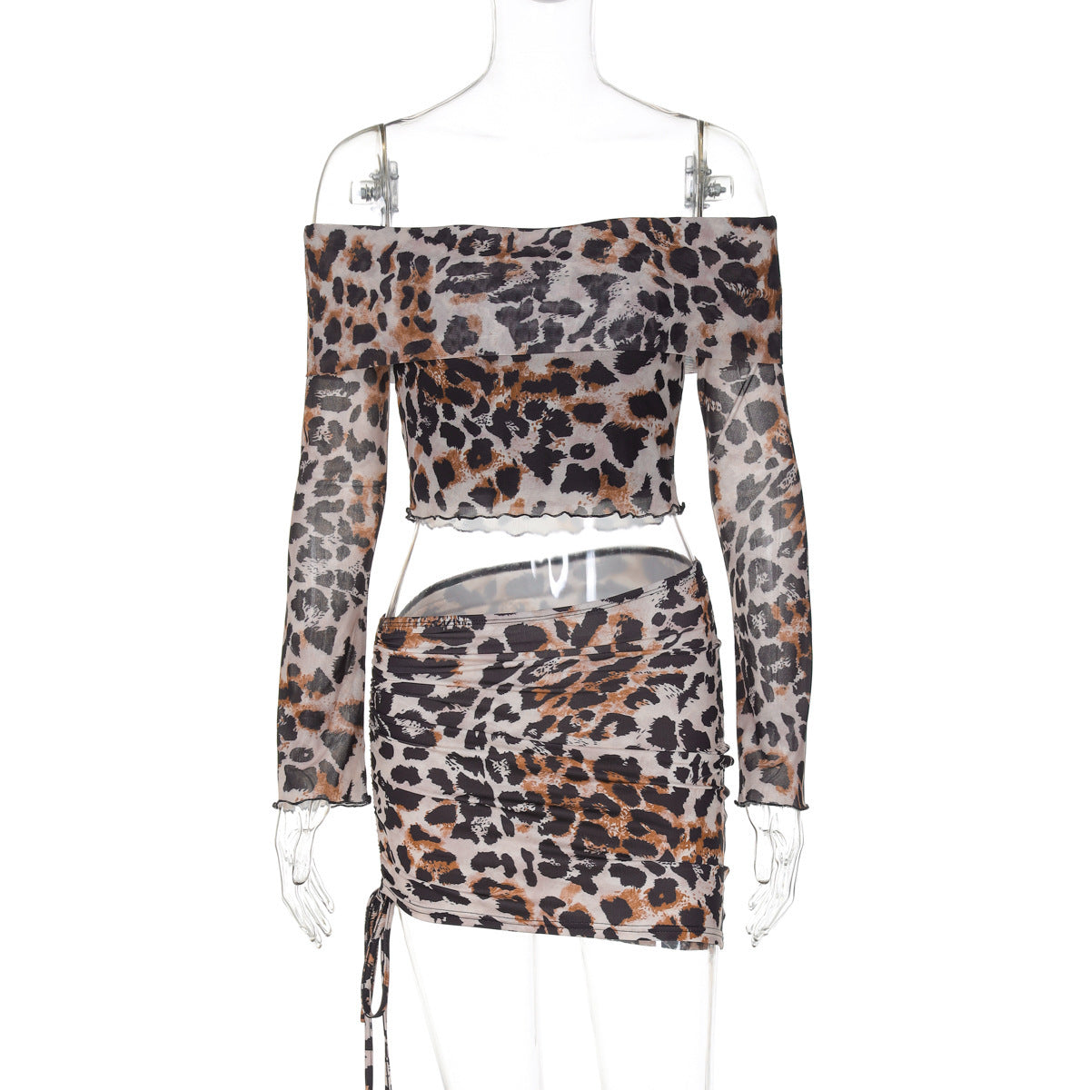 Modegeist: Elegantes, figurbetontes Damen-Off-Shoulder-Outfit mit einzigartigem Leopardenmuster
