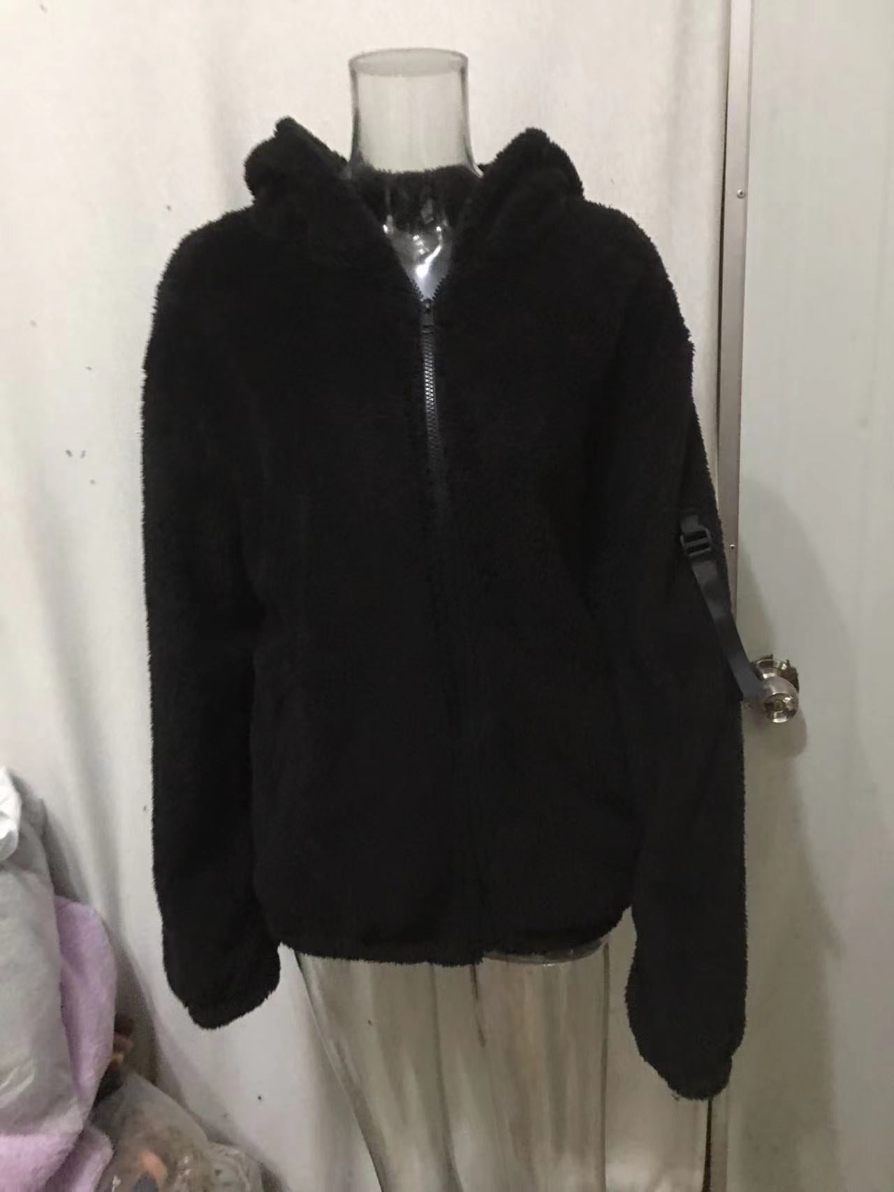 Herren Kuschelige Fleecejacke mit Kapuze und praktischen Reißverschlusstaschen ModeGeist