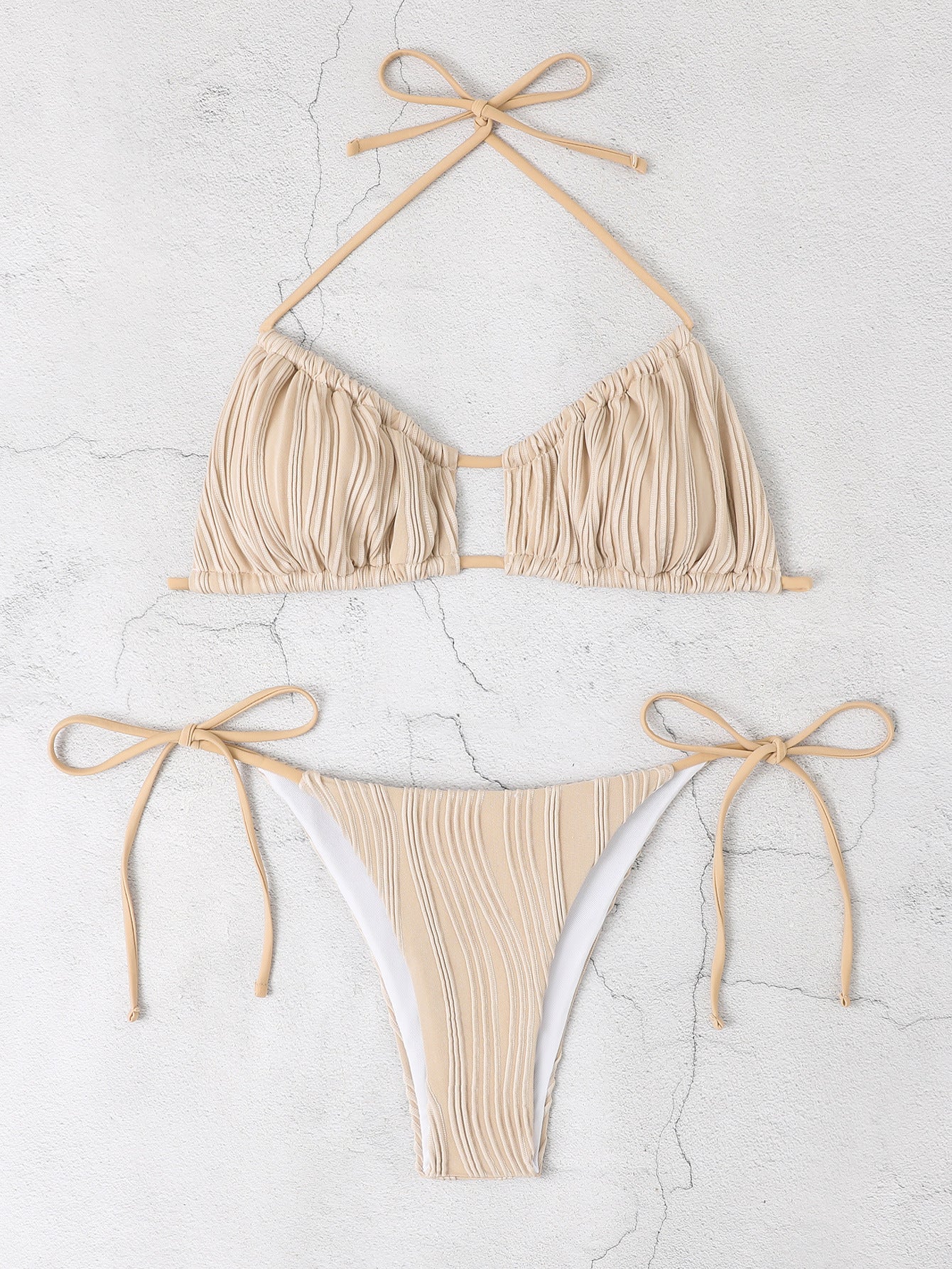 Bikini mit raffinierten Rüschen und verstellbaren Trägern von MODEGEIST