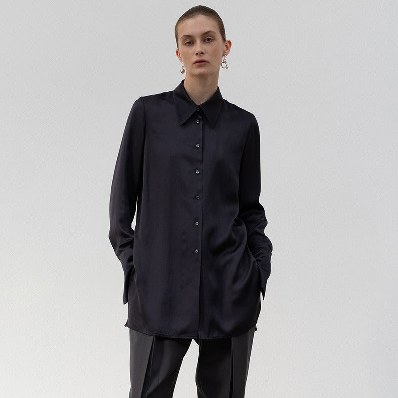 Elegante Seidenbluse für Damen mit klassischem Kragen und edlen Knöpfen von MODEGEIST