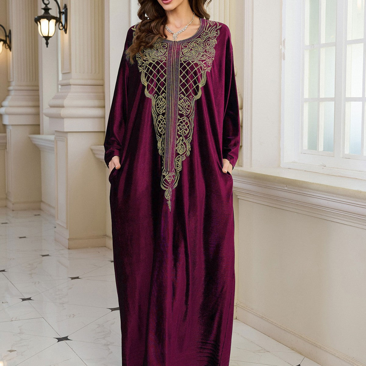 Eleganter Damen-Kaftan mit aufwendiger Stickerei und weitem Schnitt von MODEGEIST
