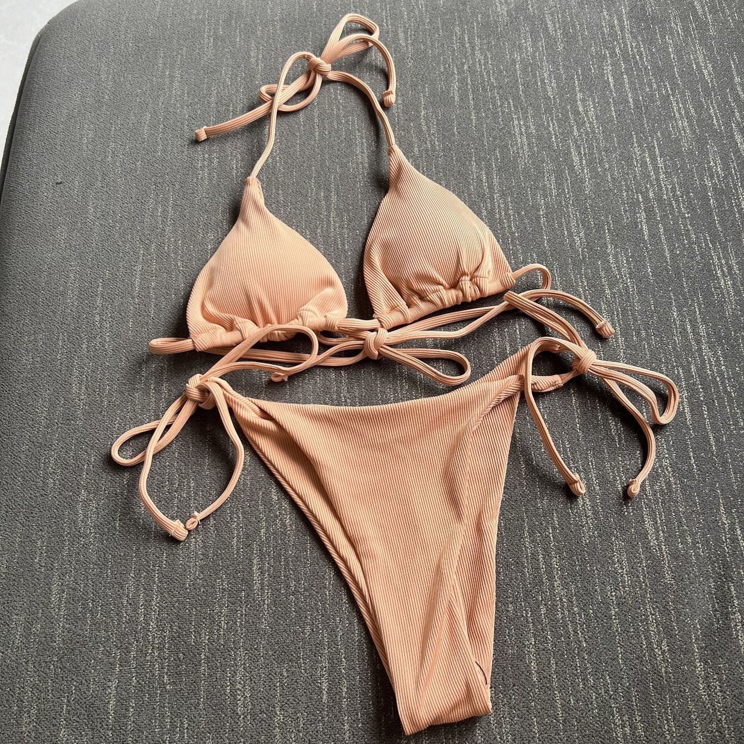 Bikini-Set mit Dreieck-Oberteilen, verstellbaren Trägern und feuchtigkeitsableitendem Material von MODEGEIST