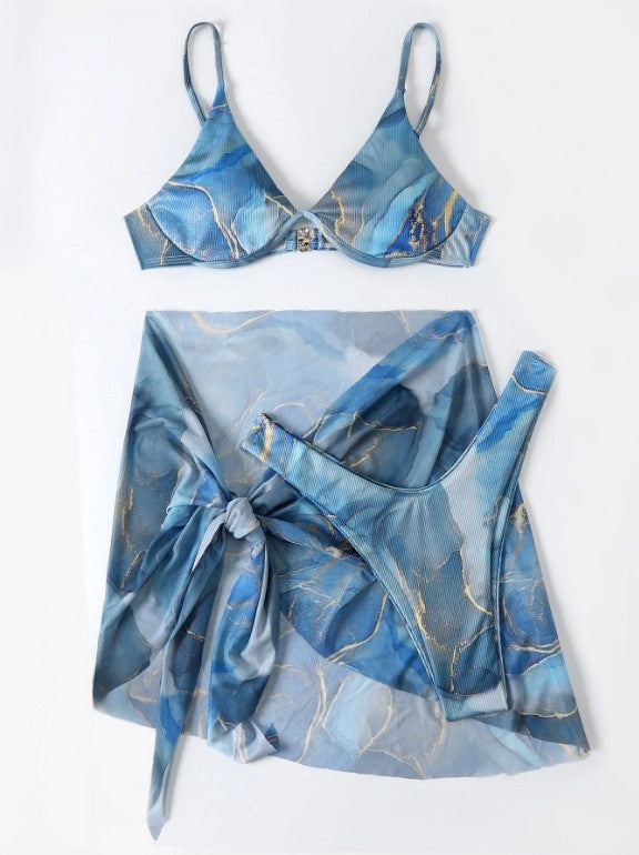 Moderner Damen-Bikini mit Wickelrock und schickem Oberteil von MODEGEIST
