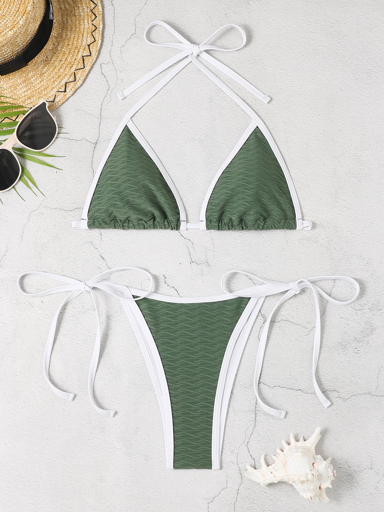Modischer Damen-Bikini mit Dreieck-Oberteil, verstellbaren Trägern und texturiertem Stoff