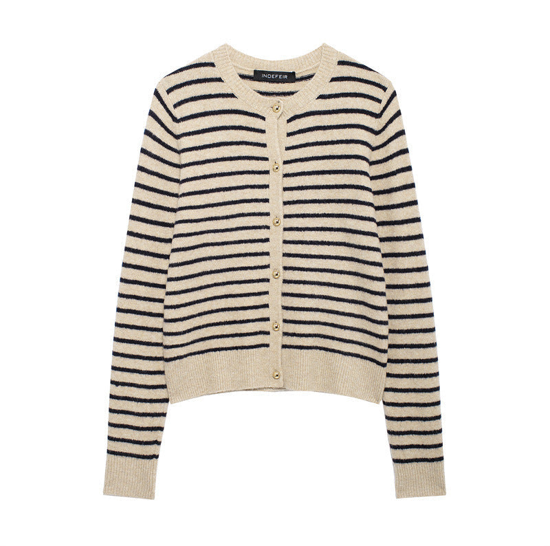 Damen Strickjacke mit feinem Streifenmuster und eleganten Knopfdetails ModeGeist