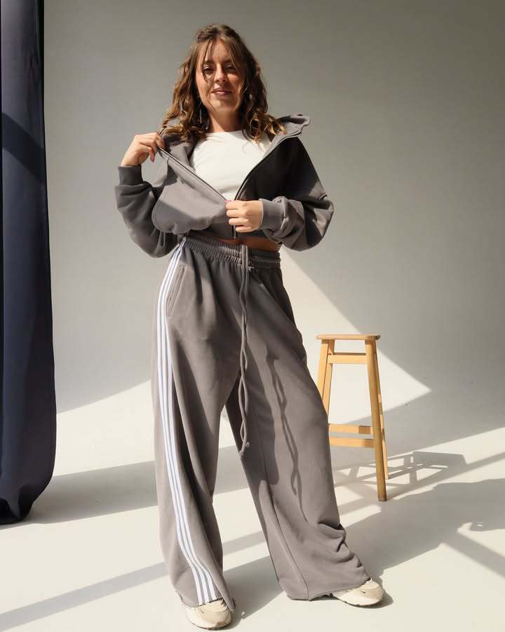 Damen Trendiges Sport-Lounge-Set mit cropped Sweatjacke und weit geschnittenen Jogginghosen ModeGeist