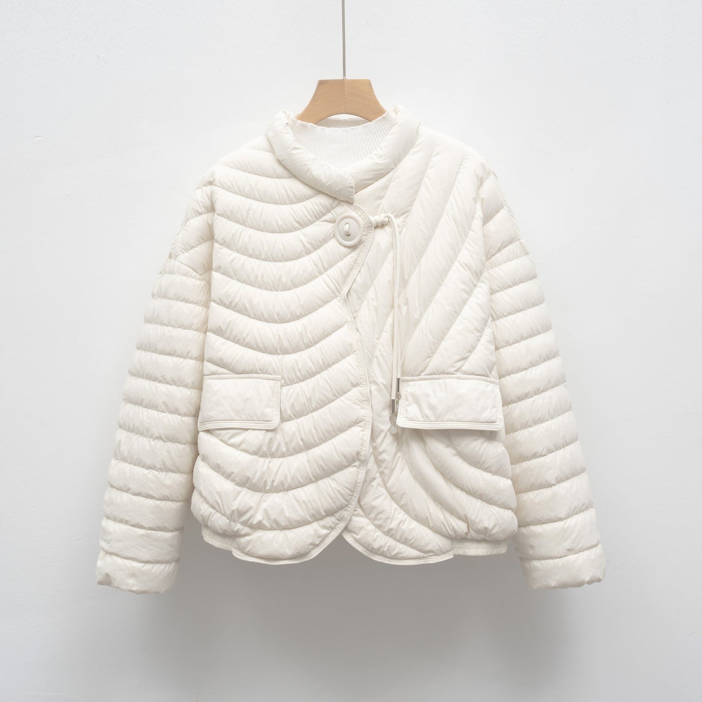 Damen modische Steppjacke mit asymmetrischem Schnitt und praktischen Taschen ModeGeist