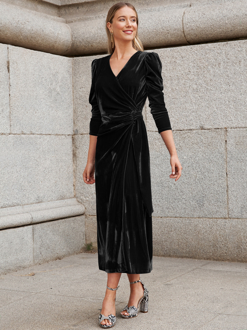 Damen Elegantes Wickelkleid mit Puffärmeln und Goldakzenten ModeGeist