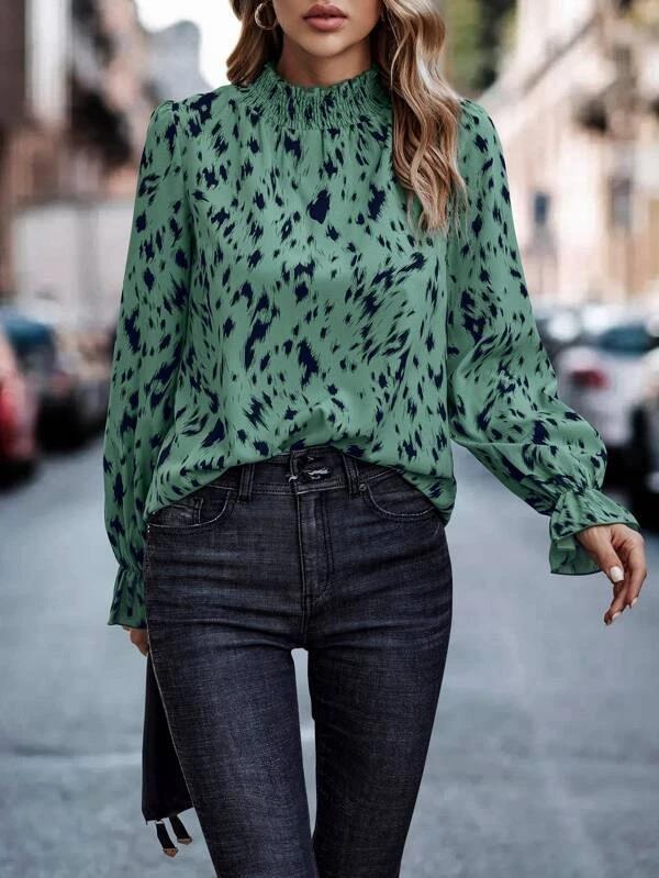 Damen elegantes Blusenshirt mit Rüschenkragen und tierischem Muster ModeGeist