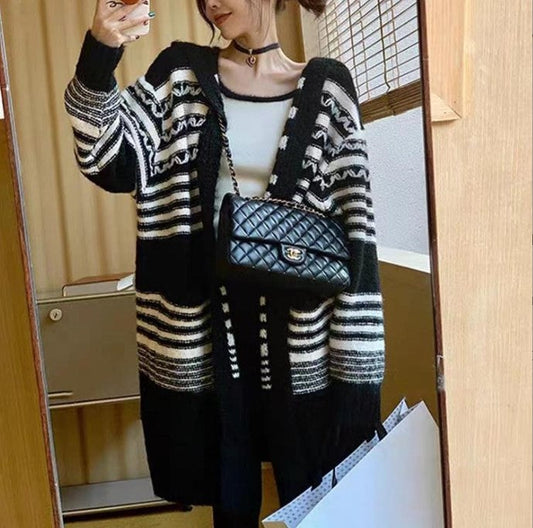 Damen Strickmantel mit Kapuze und modischem Streifenmuster ModeGeist - ModeGeist