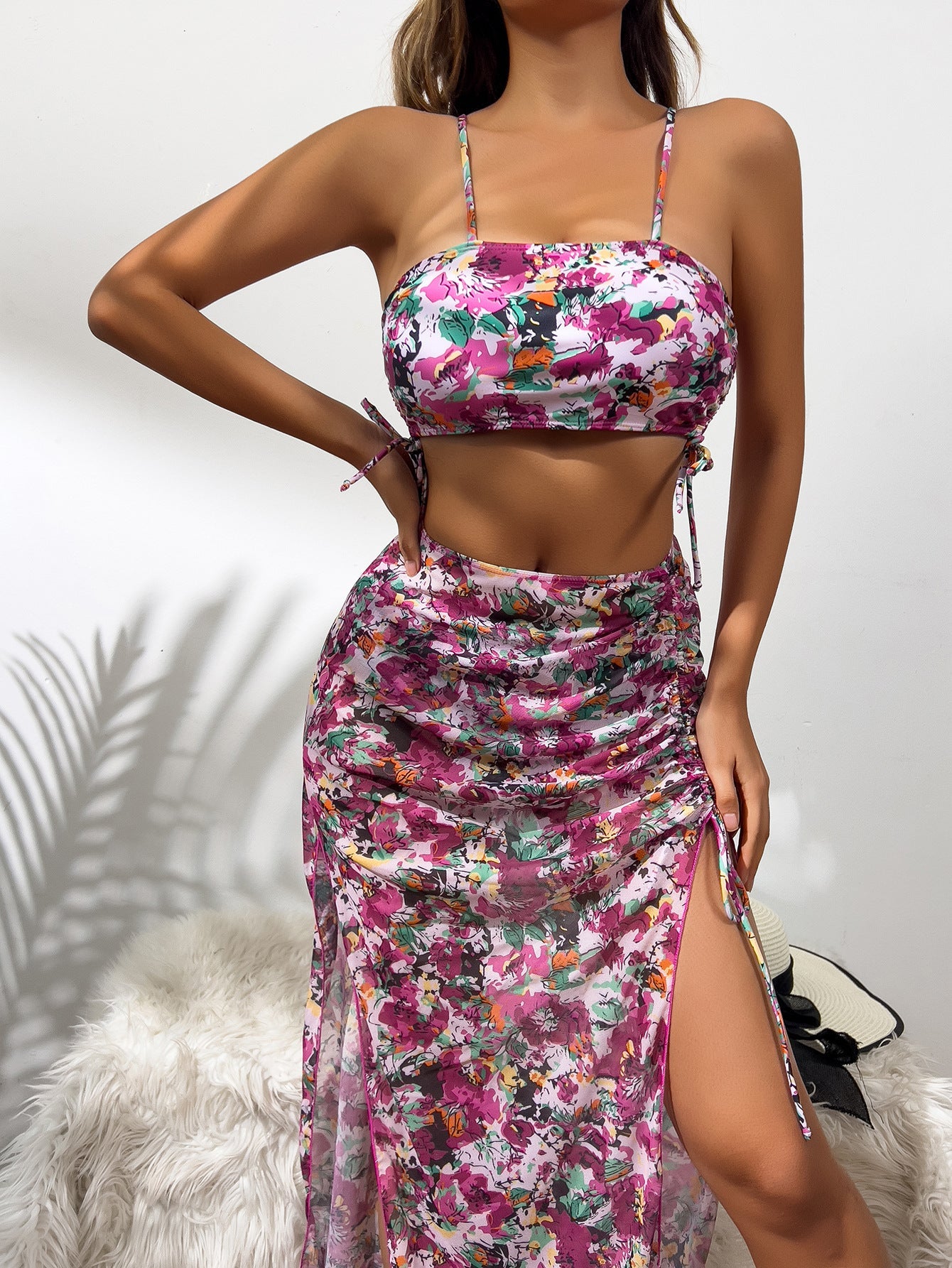 Modisches zweiteiliges Damen-Strandset mit hohem Beinschlitz und Blumen-Bandeau