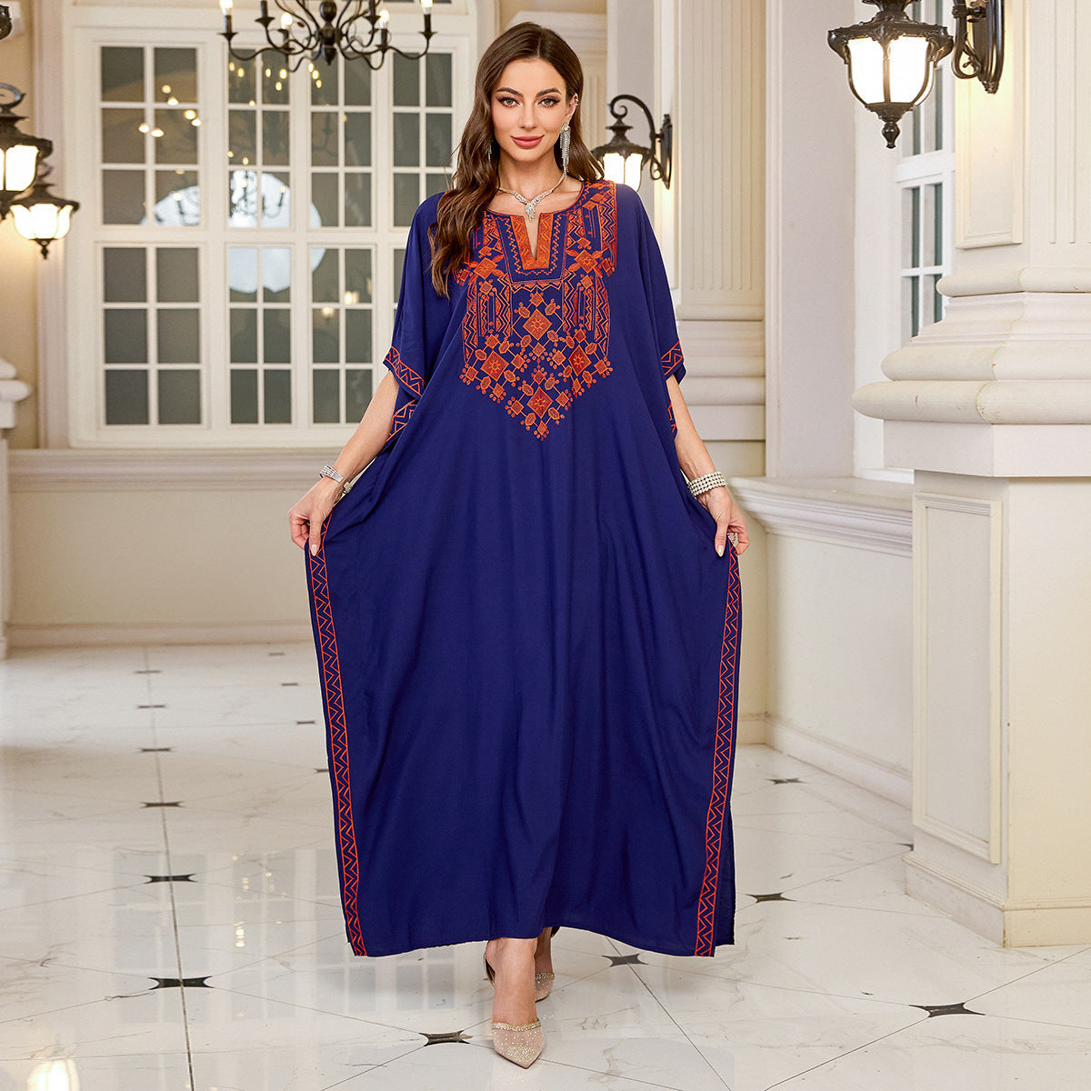 Modischer Damen-Kaftan mit aufwendiger Stickerei und Seitentaschen