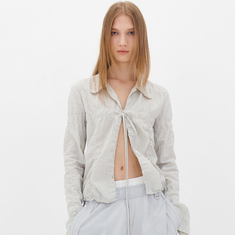 Elegante gestreifte Bluse mit raffinierter Schnürung und langen Ärmeln