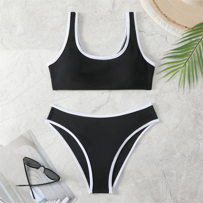 Sportlicher zweiteiliger Badeanzug für Damen mit Kontrastdetails von MODEGEIST