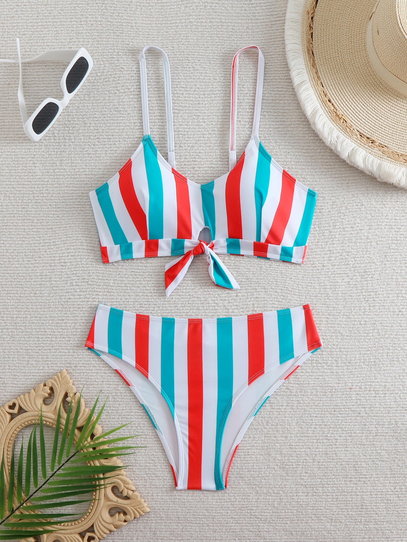 Modischer Damen-Bikini mit hohen Beinausschnitten und Schnürung vorne