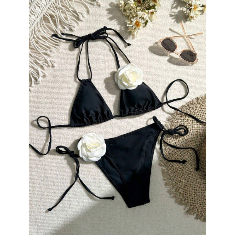 Modischer Damen-Bikini mit floralem Akzent