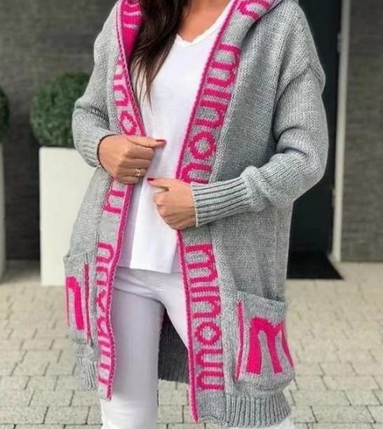 Damen Strickjacke mit logodruck und tiefen Taschen ModeGeist