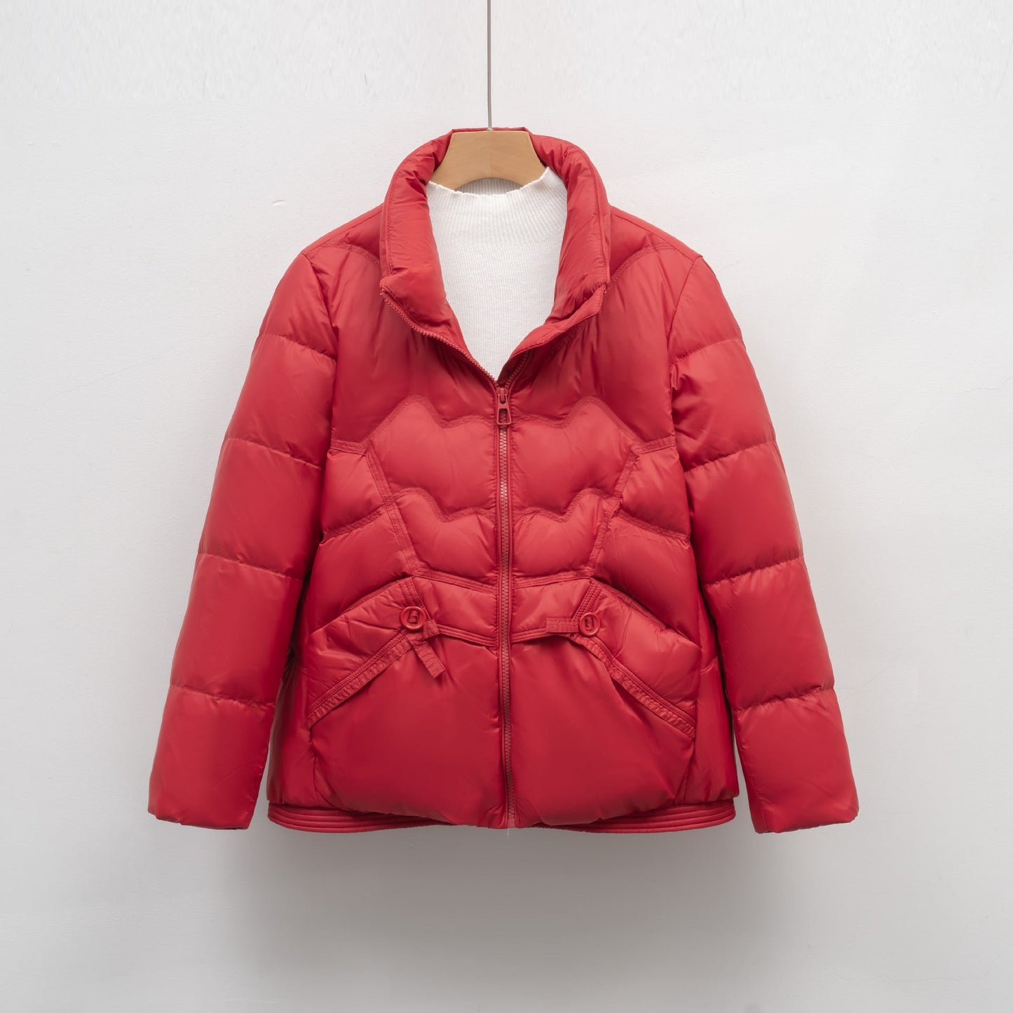 Damen Steppjacke mit dekorativen Knopfdetails und hohem Kragen ModeGeist