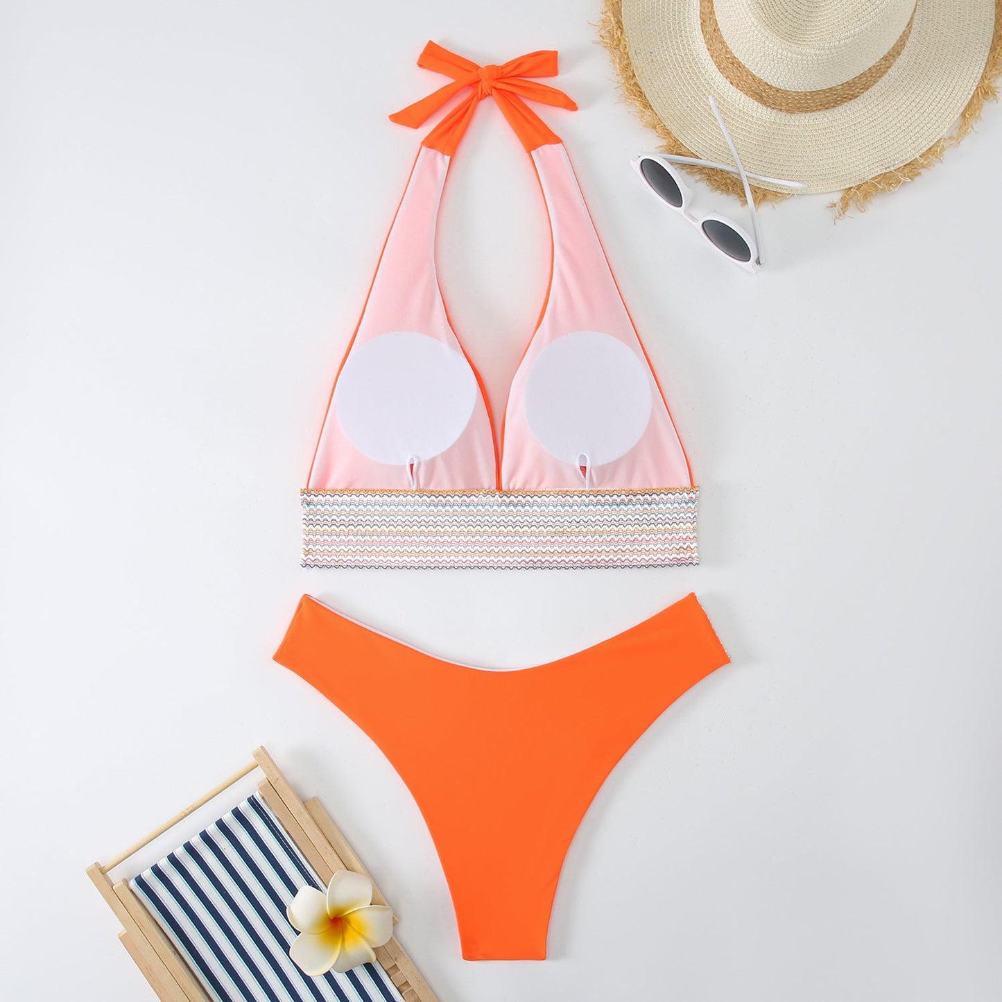 Bikini-Set mit Dreieck-Oberteilen, Bindebändern und modischen Kontrasten von MODEGEIST