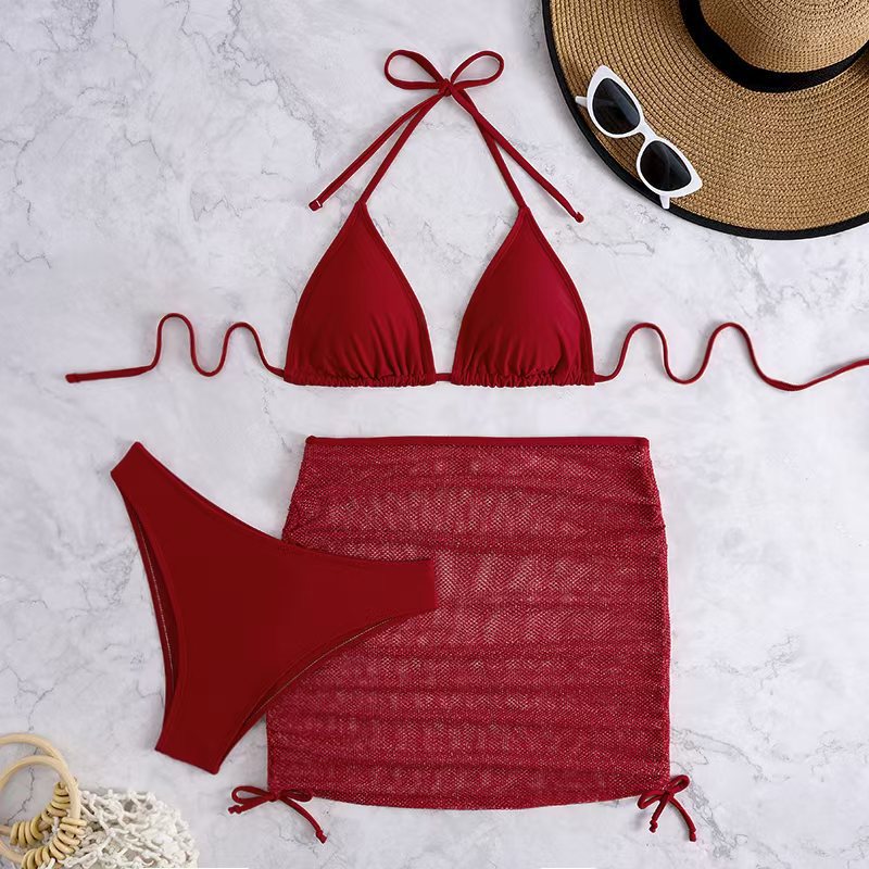 Modischer Damen-Bikini mit Dreieck-Oberteil, Netzrock und verstellbaren Trägern von MODEGEIST