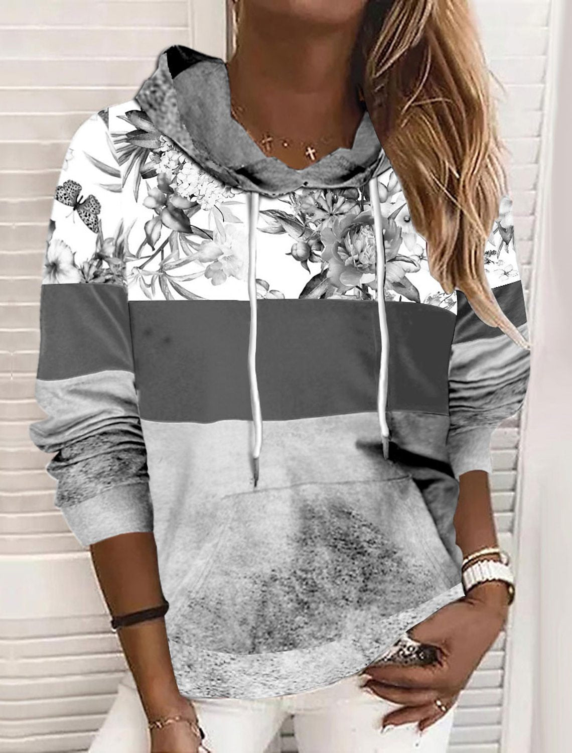 Modernes Damen Kapuzenpullover mit floralem Print und Farbblock-Design von MODEGEIST