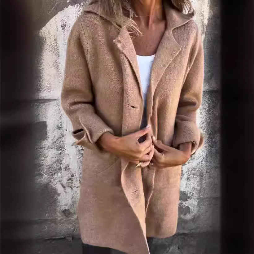 Eleganter Damen Wollmantel mit kuscheligem Komfort und Knopfdetails von MODEGEIST