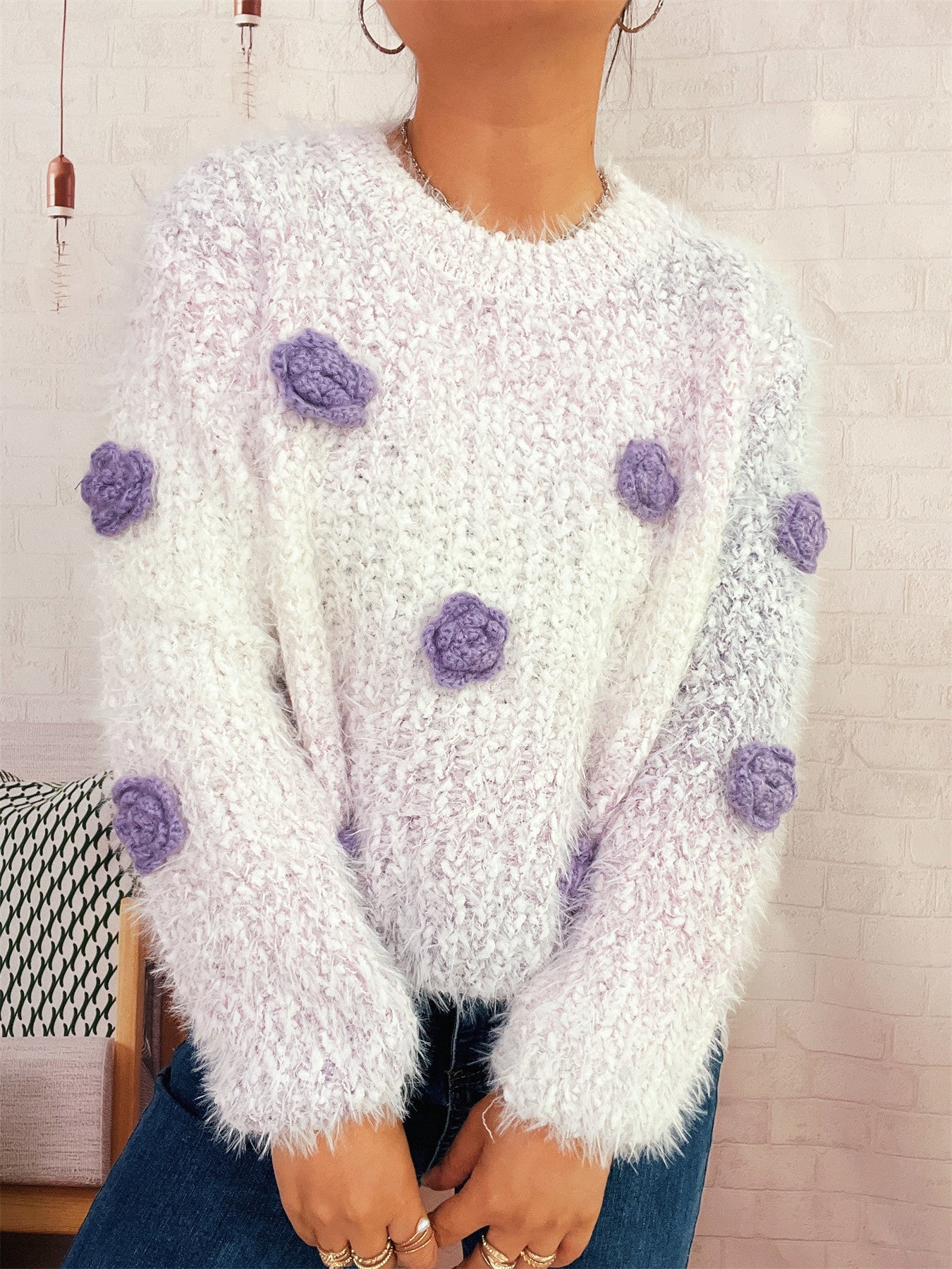Damen gemütlicher, fluffiger Pullover mit verspielten Blumenapplikationen ModeGeist