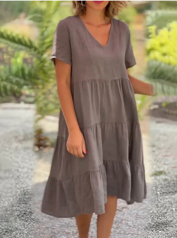 langes Damenkleid mit V-Ausschnitt und weitem Rock von MODEGEIST